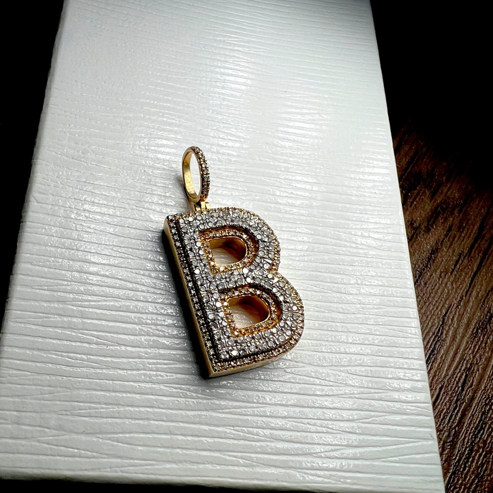 Beautiful 10k yellow gold diamond B pendant with rope chain.